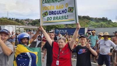 ¡Caos en Brasil! Camioneros bloquean carreteras por la ‘fraudulenta’ derrota de Bolsonaro