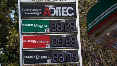 ¿Dónde está más ‘bara’ el litro de gasolina? Así está México en comparación con otros países