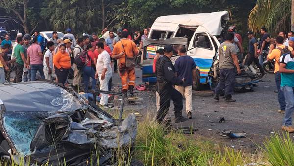 ‘Tragedia’ en Tabasco: Mueren 11 pasajeros tras choque entre una combi y un autobús
