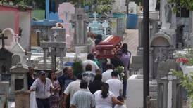 Familias dan último adiós a víctimas de ataque en Coatzacoalcos