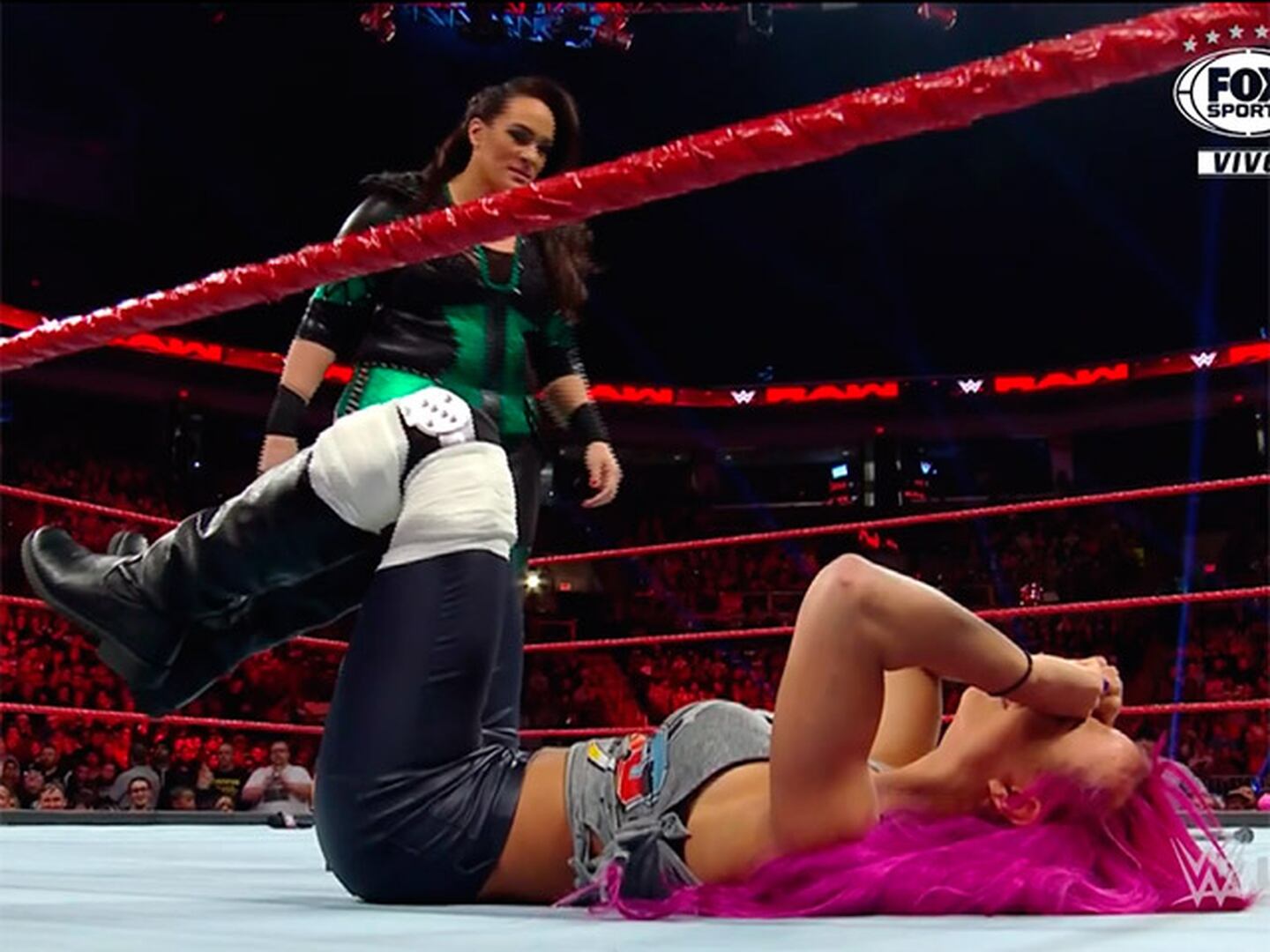 El poder de Nia Jax fue demasiado para la golpeada Sasha Banks