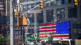 Negatividad sobre economía mundial limita avance en Wall Street