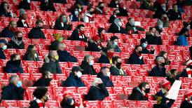 Aficionados vuelven a los estadios de la Premier League luego de 9 meses