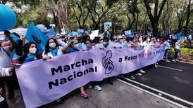 Grupos provida marchan contra de la despenalización del aborto