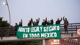Mujeres colocan manta en puente de Viaducto para exigir la legalización del aborto
