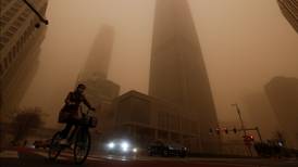 China cancela más de 400 vuelos y lidia con caos vial por histórica tormenta de arena
