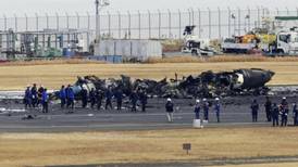 Choque en aeropuerto Haneda: Funcionarios y policías investigan el accidente en Japón