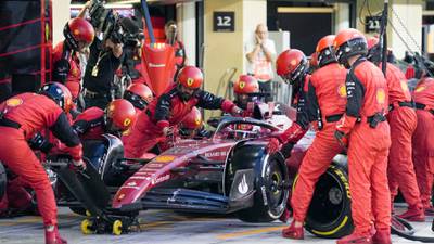 Ferrari y Leclerc por fin ‘le atinan’ a la estrategia para vencer a ‘Checo’ Pérez en Abu Dhabi 