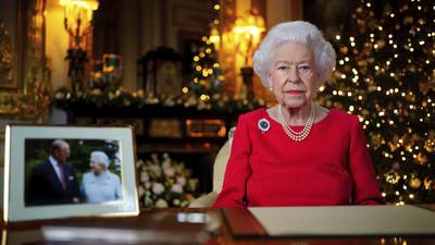 Reina Isabel II recuerda al príncipe Felipe en mensaje: ‘Este año entiendo por qué la Navidad puede ser dura’