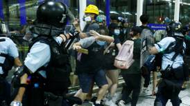 Policías de Hong Kong enfrentan con gas y a golpes a manifestantes