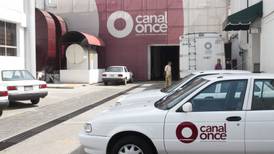 Extrabajadores de Canal Once se manifiestan afuera de Palacio Nacional