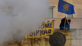 Griegos rechazan a golpes el pacto con Macedonia Norte