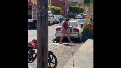 Captan a mujer paseando a un puma en calles de Jalisco; lo rescata Profepa