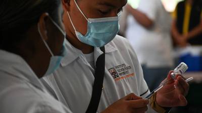 México aplica 497,930 dosis de vacunas COVID; van 72.9 millones en total