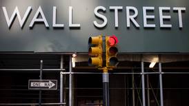 Temores comerciales 'opacan' ganancias en Wall Street