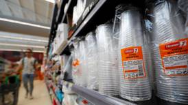 Diputados europeos respaldan prohibir plásticos desechables
