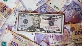 Peso argentino ‘sufre’: se deprecia más de 20% tras victoria de Milei