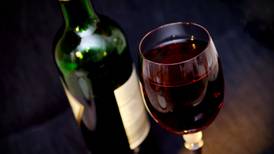 Beber vino tinto podría 'ahorrarte' una ida al dentista