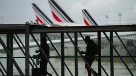 Ante sospecha de bomba, avión de Air France es aislado en aeropuerto de París