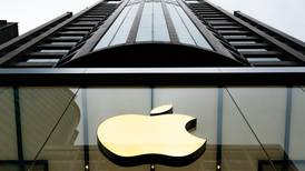 Apple inicia el año 'con todo': sus acciones superan los 300 dólares 