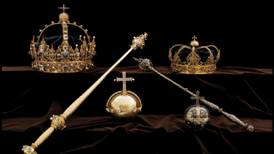 Roban dos coronas reales de Suecia y huyen en una lancha
