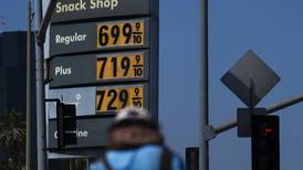 Gasolina en EU respira, pero aún es más barato llenar el tanque en México