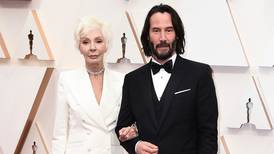 Keanu Reeves llega a la alfombra roja de los Oscar 2020 acompañado de... su mamá