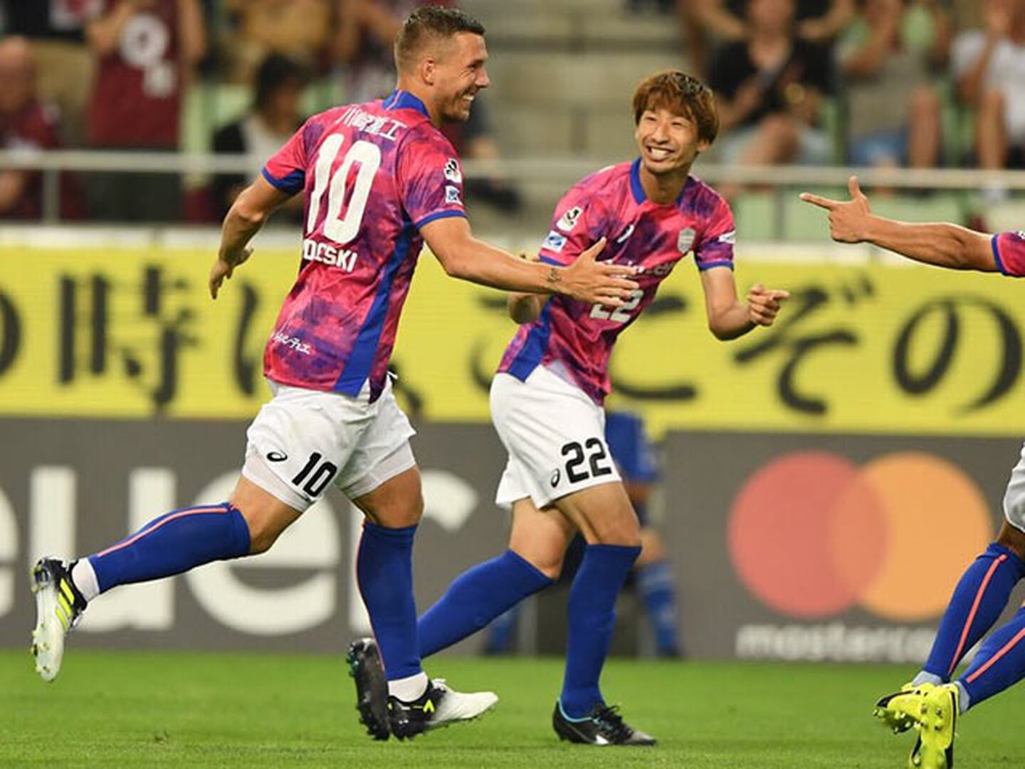 Lukas Podolski rindió homenaje a los 'Súper Campeones' en su debut en el futbol japonés