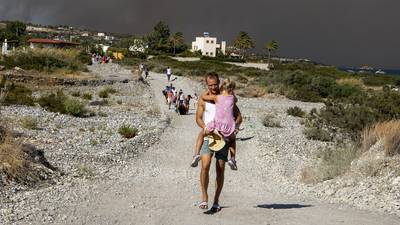 Ola de calor en Europa: Evacúan a miles de turistas por incendio en la isla Rodas, en Grecia
