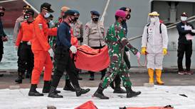 Buzos encuentran 'caja negra' de avión caído en Mar de Java