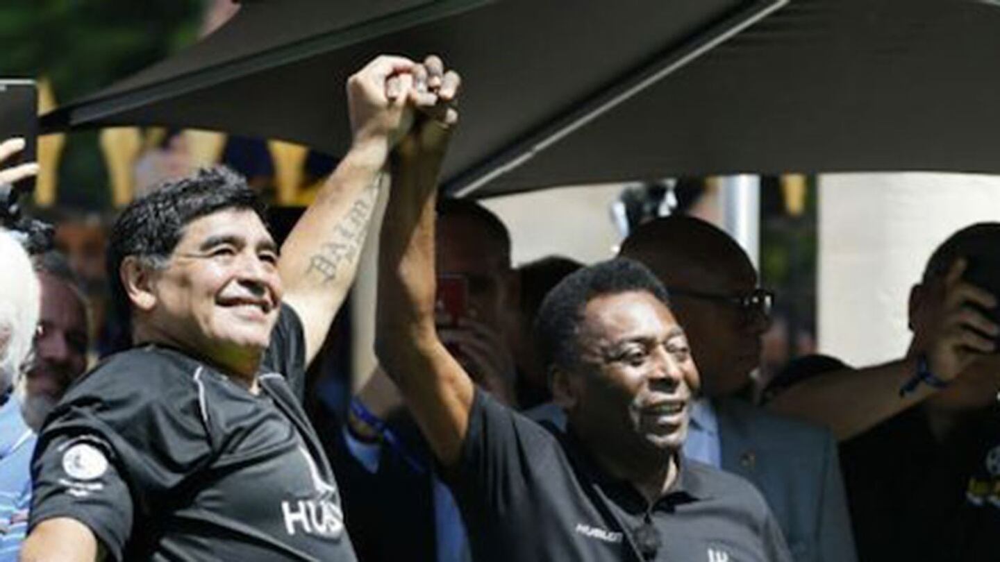 Pelé le deseó una pronta recuperación a Maradona