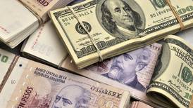 Fuerte 'sacudida' al peso argentino tras renuncia del jefe del Banco Central