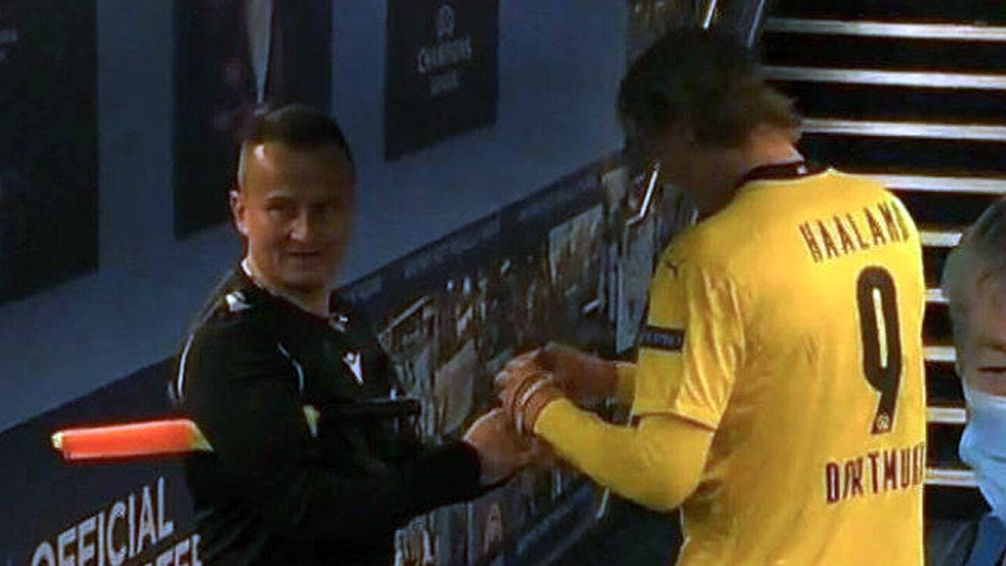 La razón por la que el árbitro asistente del City vs. Dortmund le pidió su autógrafo a Haaland