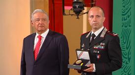 AMLO condecora a Roberto Riccardi, comandante italiano, por recuperación de piezas prehispánicas