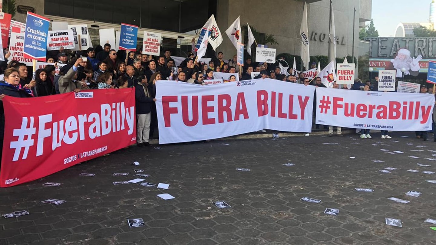 ¡'Fuera Billy'! La protesta de cooperativistas disidentes de Cruz Azul