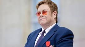 Elton John recauda ocho millones de dólares para combatir coronavirus; Rihanna, uno