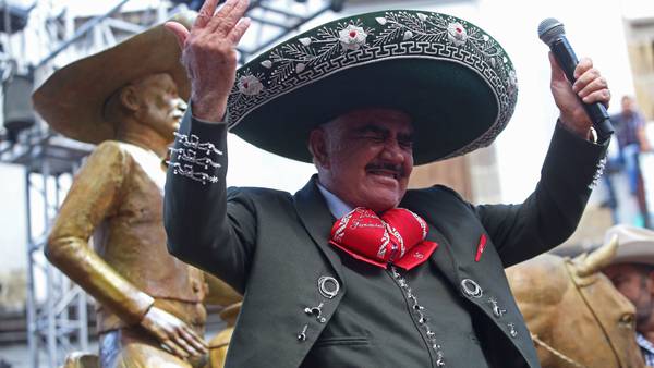 Vicente Fernández es hospitalizado en México por lesión en las cervicales