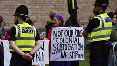 ‘No es nuestro rey’: Detienen a manifestantes en Reino Unido por protestar contra la monarquía británica
