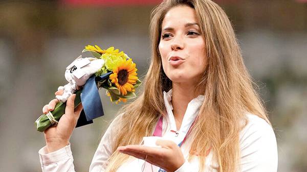 Maria Andrejczyk subasta su medalla olímpica para apoyar a niño con una cirugía