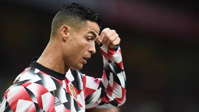 Cristiano Ronaldo niega saludo a Carragher en plena transmisión del Manchester-Liverpool