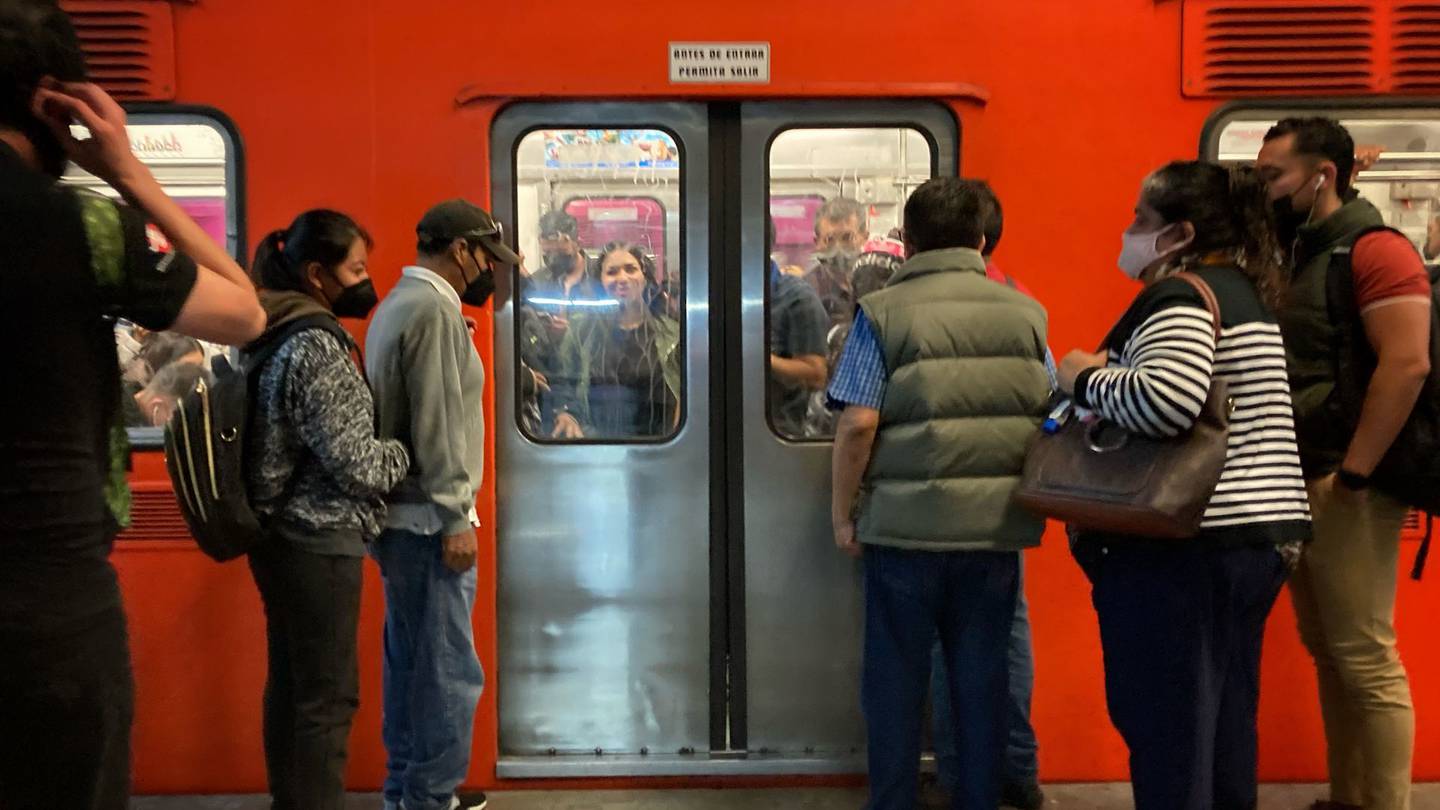 Metro CDMX: Usuarios reportan retrasos de hasta 15 minutos en Líneas 8 y B  – El Financiero