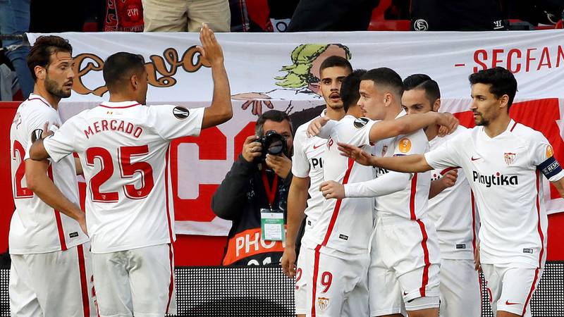 Pese a la expulsión del Mudo Vázquez, Sevilla avanzó a los octavos de final de la UEFA Europa League
