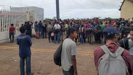 Casi 500 migrantes se quedan varados en frontera de Guatemala con Tabasco