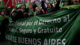 Feministas argentinas alzan la voz por eliminación del derecho constitucional al aborto en EU