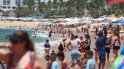 Vacaciones de Semana Santa: Así disfrutan los turistas de las playas de Acapulco