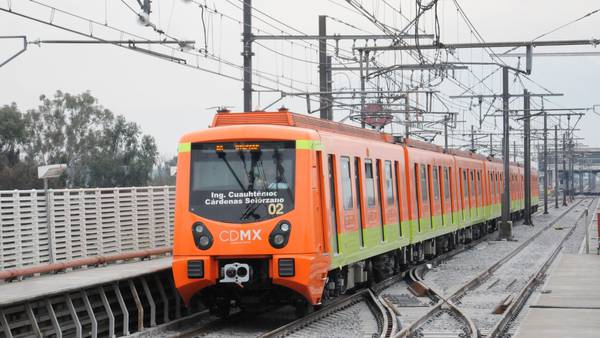 Metro CDMX sancionará a mujer que se iba maquillando mientras conducía tren en la Línea 12