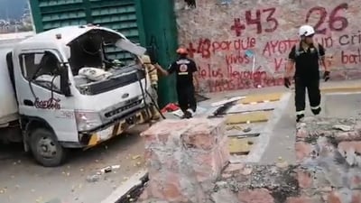 Normalistas protestan por desaparecidos de Ayotzinapa; hacen pintas en Chilpancingo