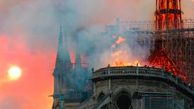 Incendio destruye parte de la Catedral de Notre Dame en París