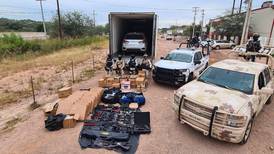 Aseguran tráiler cargado con arsenal y vehículos en Sonora 