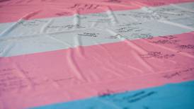 Leyes contra personas trans en EU: prohíben atención médica y uso de baños
